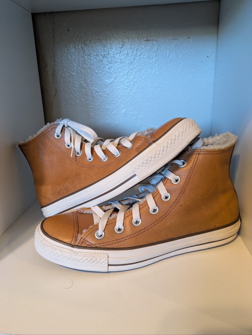 Mens  Tan High-Top Sneakers with Faux Fur Lining Size 6
